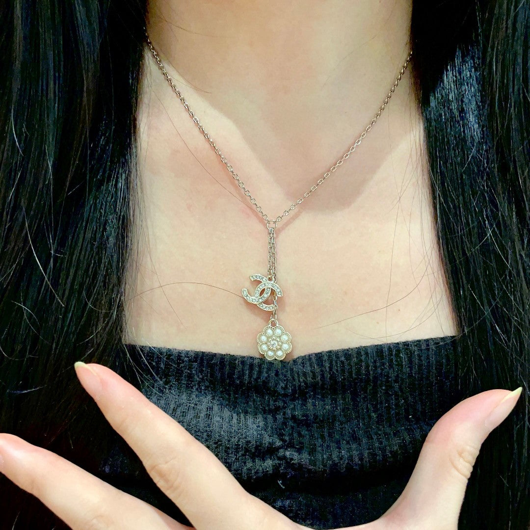 CHANEL 26S DOUBLE C LOGO PEARL FLOWER DROP NECKLACE IN GOLD METAL 629173