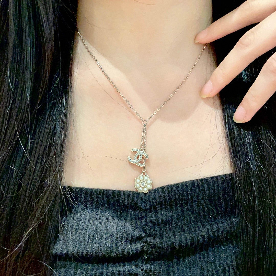 CHANEL 26S DOUBLE C LOGO PEARL FLOWER DROP NECKLACE IN GOLD METAL 629173