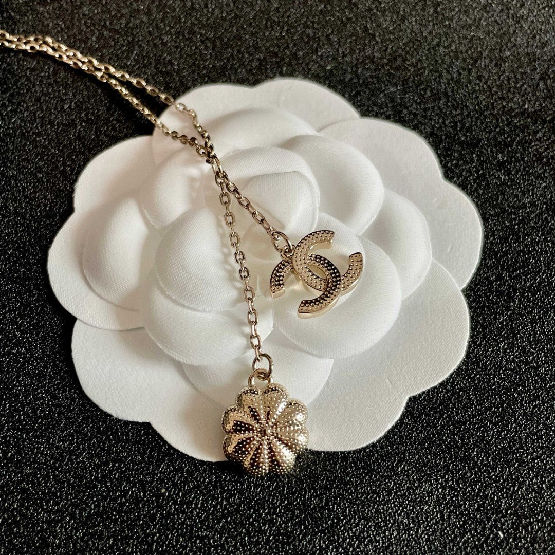CHANEL 26S DOUBLE C LOGO PEARL FLOWER DROP NECKLACE IN GOLD METAL 629173