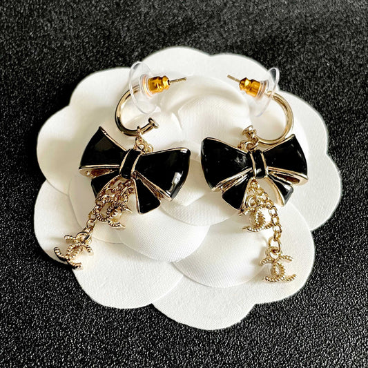 CHANEL 26S DOUBLE C LOGO BLACK ENAMEL BOW DANGLE EARRINGS WITH CHAIN CHARMS IN GOLD METAL 629178