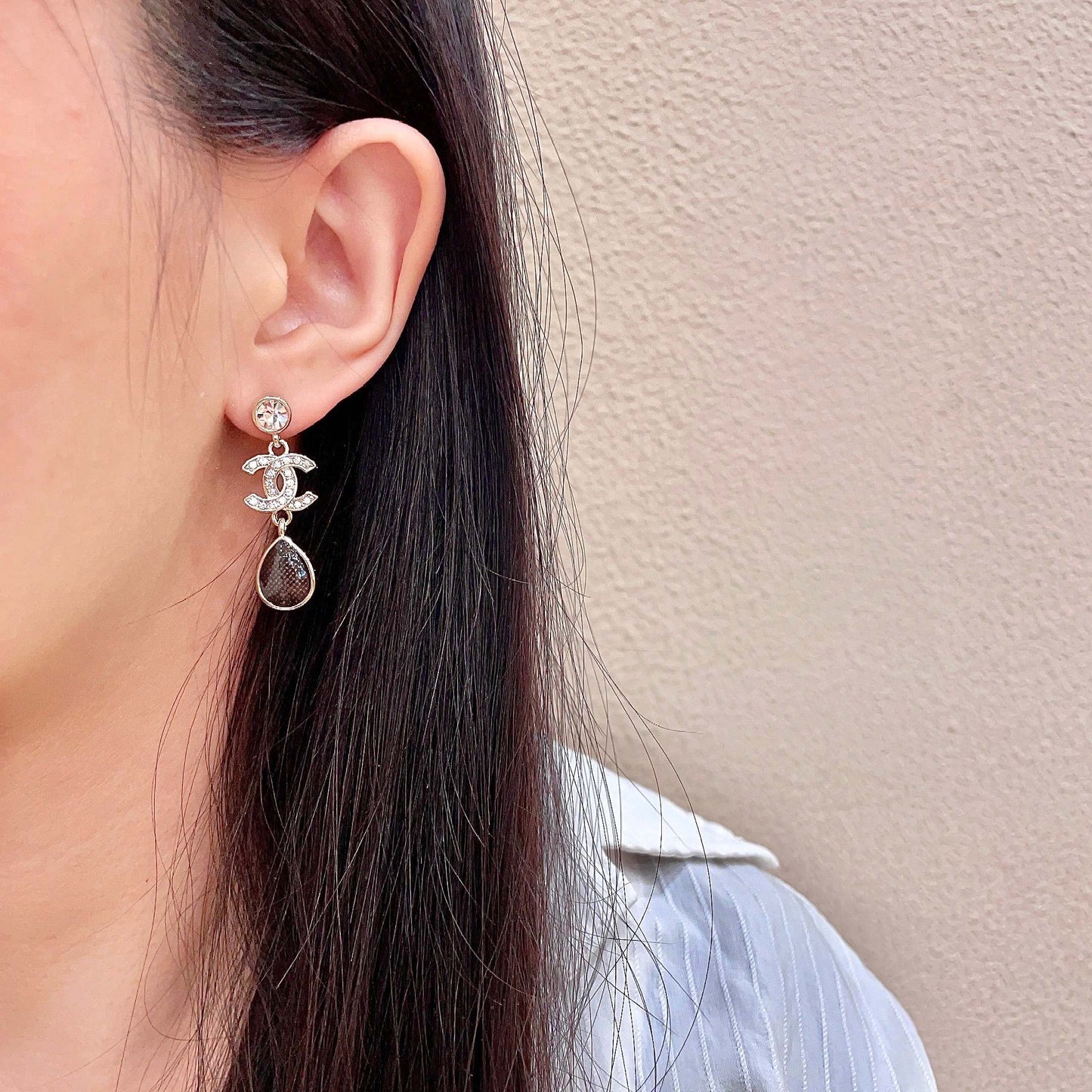 CHANEL 26S DOUBLE C LOGO CRYSTAL & BROWWN TEARDROP DANGLE EARRINGS IN GOLD METAL 629180