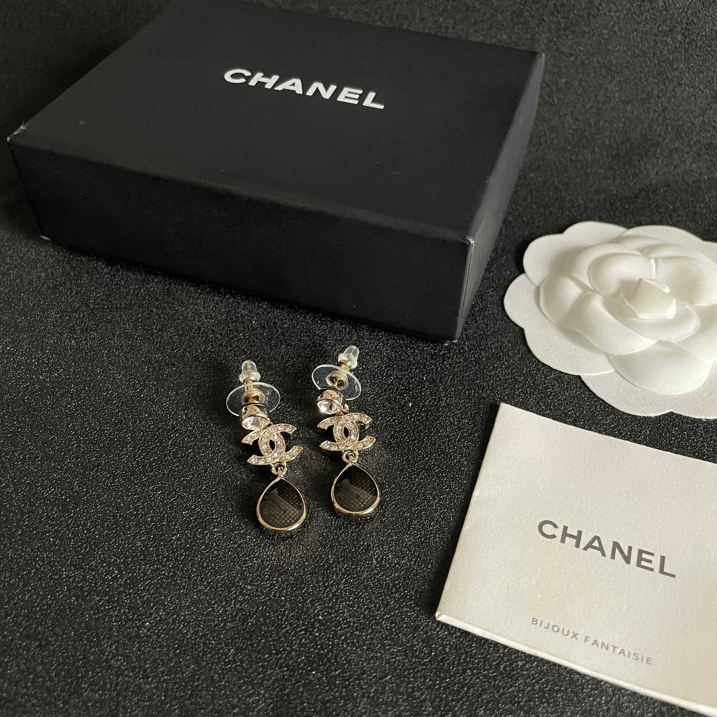 CHANEL 26S DOUBLE C LOGO CRYSTAL & BROWWN TEARDROP DANGLE EARRINGS IN GOLD METAL 629180
