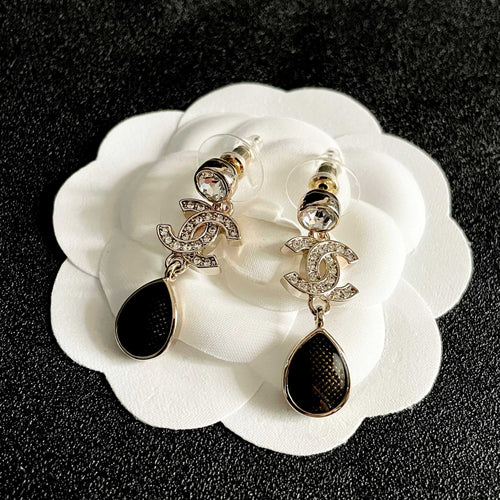 CHANEL 26S DOUBLE C LOGO CRYSTAL & BROWWN TEARDROP DANGLE EARRINGS IN GOLD METAL 629180
