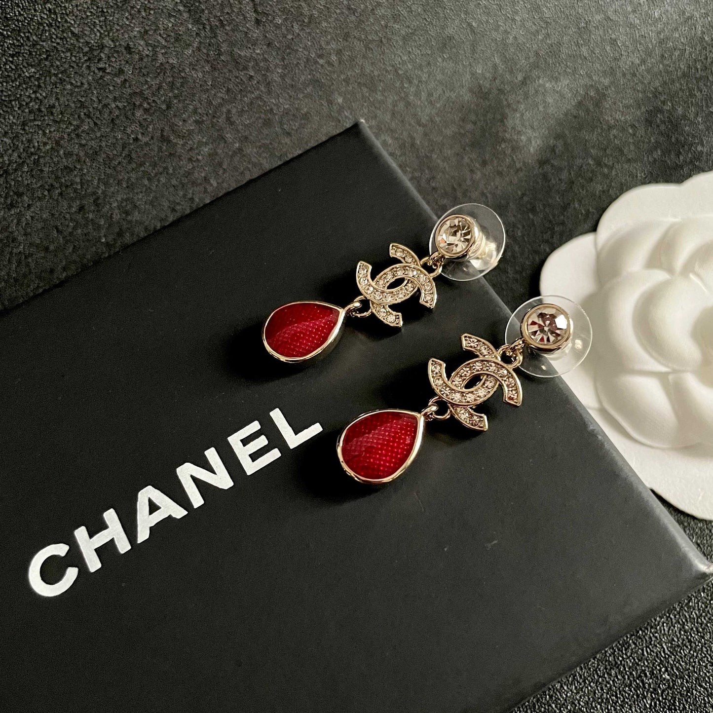 CHANEL 26S DOUBLE C LOGO CRYSTAL & RED TEARDROP DANGLE EARRINGS IN GOLD METAL 629181