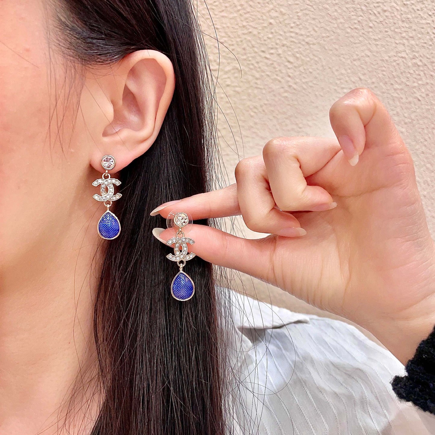 CHANEL 26S DOUBLE C CRYSTAL LOGO BLUE TEXTURED TEARDROP DANGLE EARRINGS IN GOLD METAL 629183
