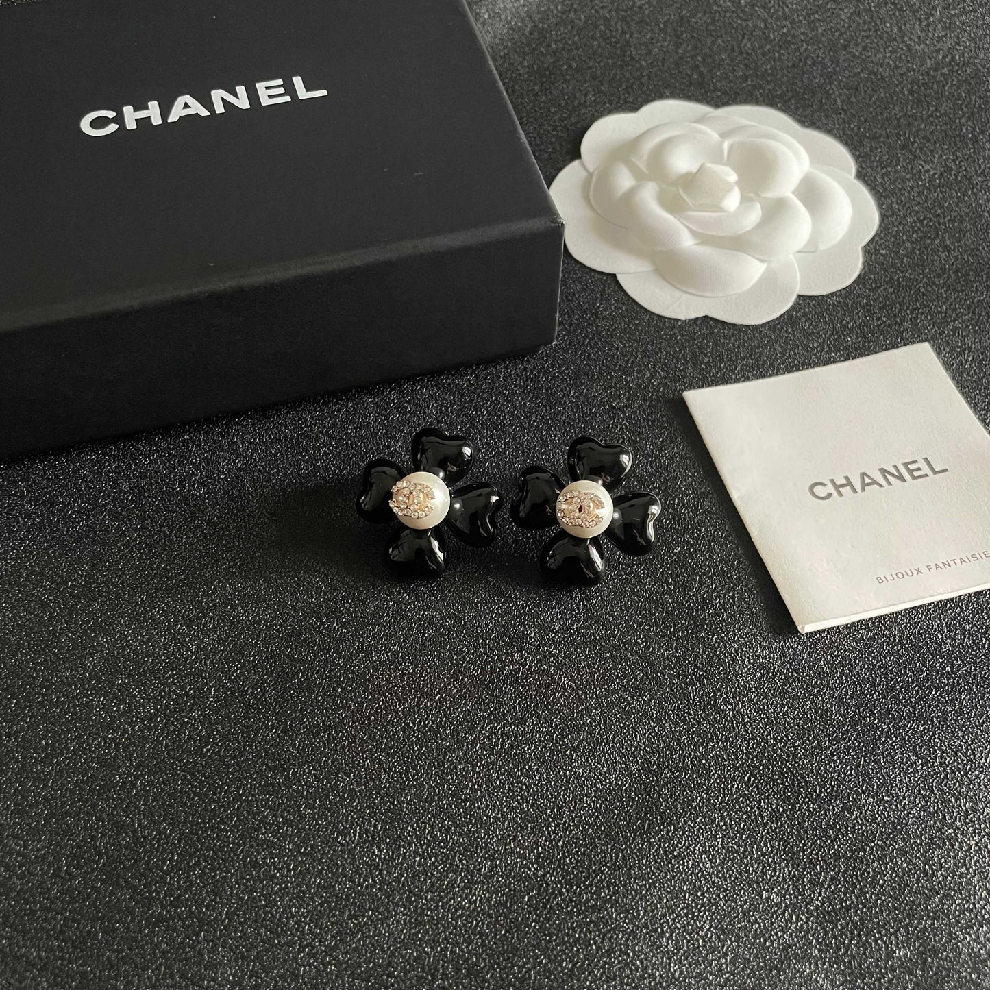 CHANEL 26S DOUBLE C CRYSTAL LOGO BLACK ENAMEL FLOWER STUD EARRINGS IN GOLD METAL 629184