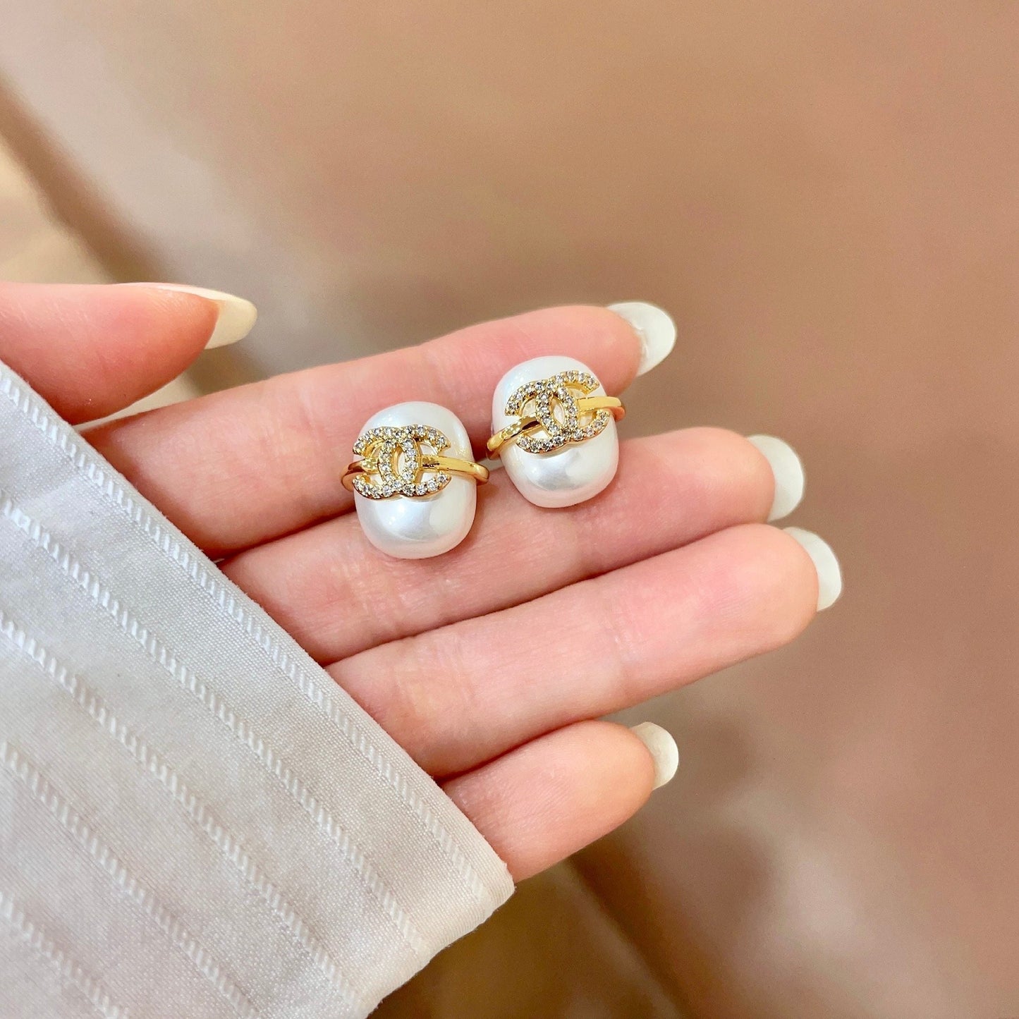 CHANEL 26S DOUBLE C CRYSTAL LOGO PEARL STUD EARRINGS IN GOLD METAL 629189
