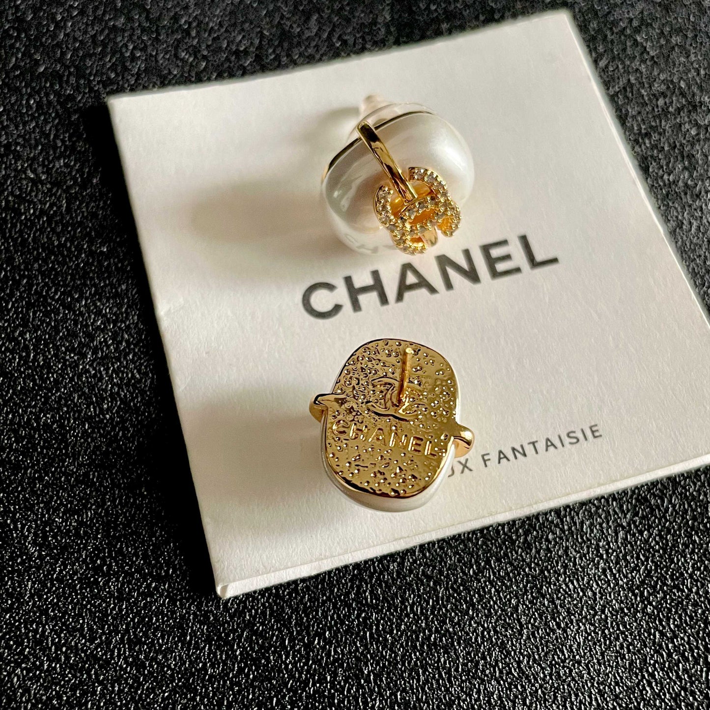 CHANEL 26S DOUBLE C CRYSTAL LOGO PEARL STUD EARRINGS IN GOLD METAL 629189