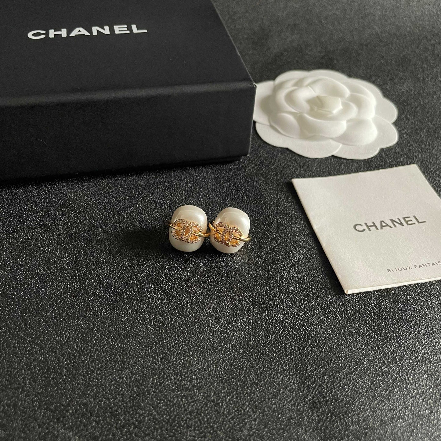 CHANEL 26S DOUBLE C CRYSTAL LOGO PEARL STUD EARRINGS IN GOLD METAL 629189