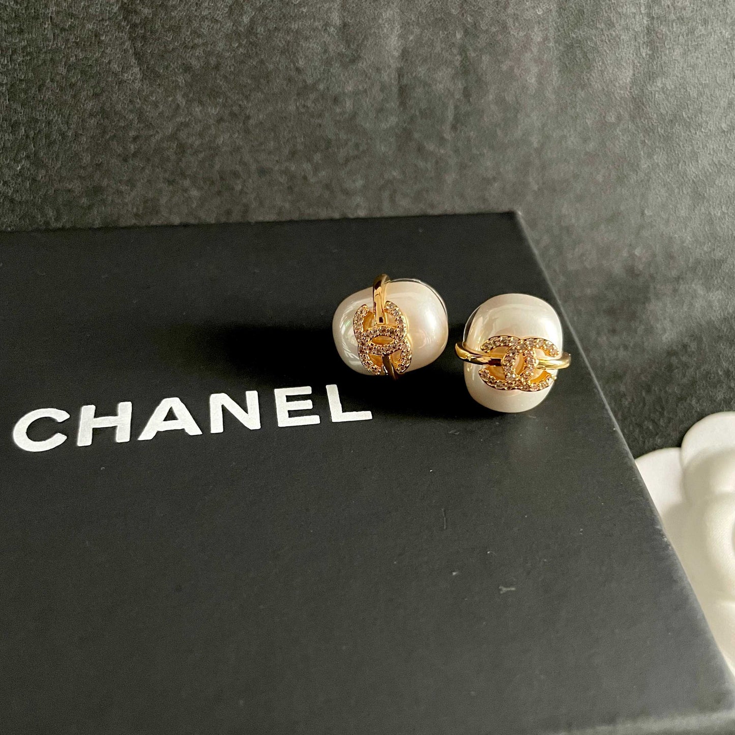 CHANEL 26S DOUBLE C CRYSTAL LOGO PEARL STUD EARRINGS IN GOLD METAL 629189