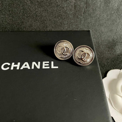 CHANEL 26S DOUBLE C LOGO ENGRAVED ROUND STUD EARRINGS IN SILVER METAL 629190