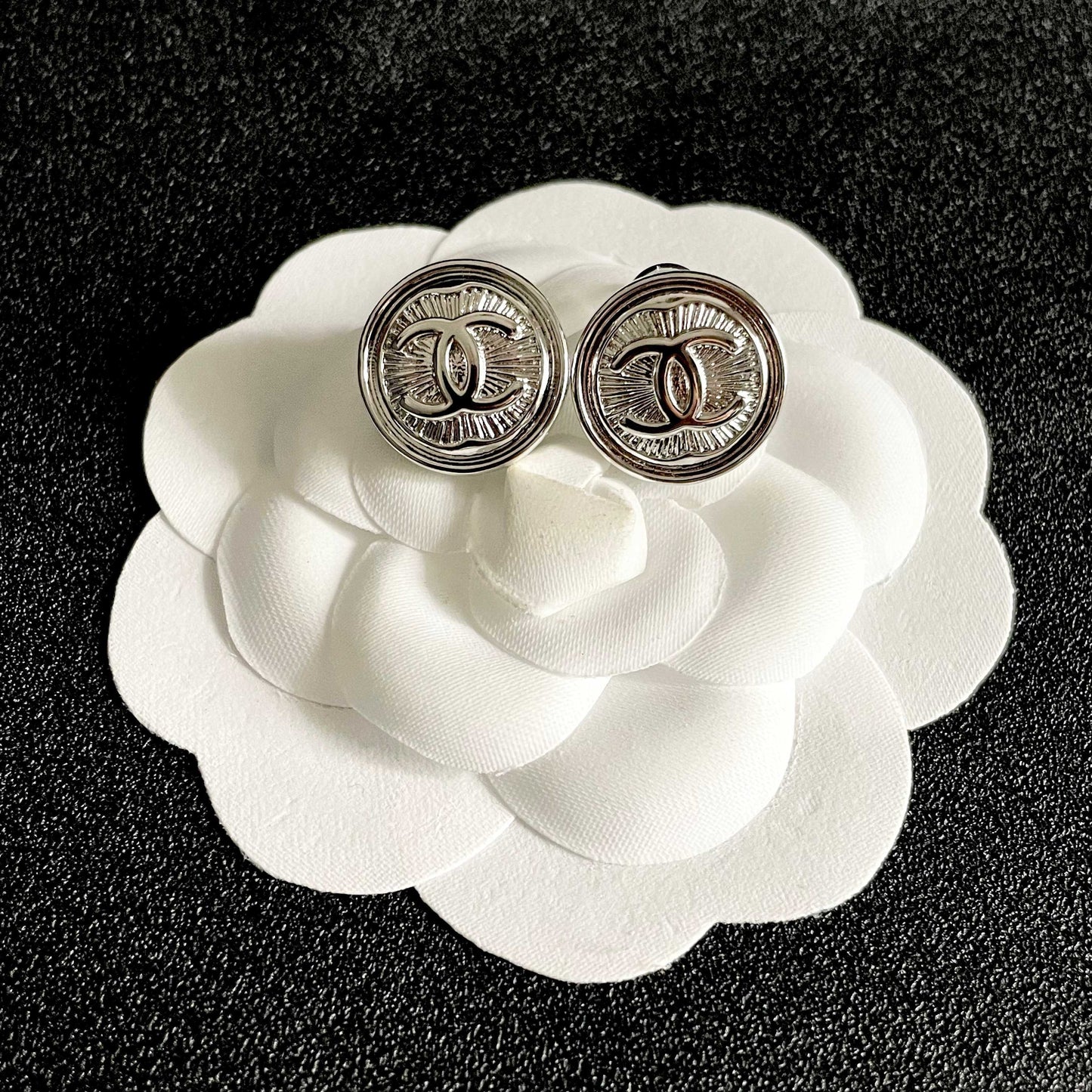 CHANEL 26S DOUBLE C LOGO ENGRAVED ROUND STUD EARRINGS IN SILVER METAL 629190