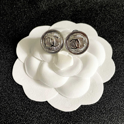 CHANEL 26S DOUBLE C LOGO ENGRAVED ROUND STUD EARRINGS IN SILVER METAL 629190