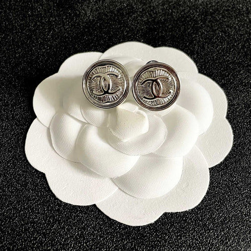 CHANEL 26S DOUBLE C LOGO ENGRAVED ROUND STUD EARRINGS IN SILVER METAL 629190