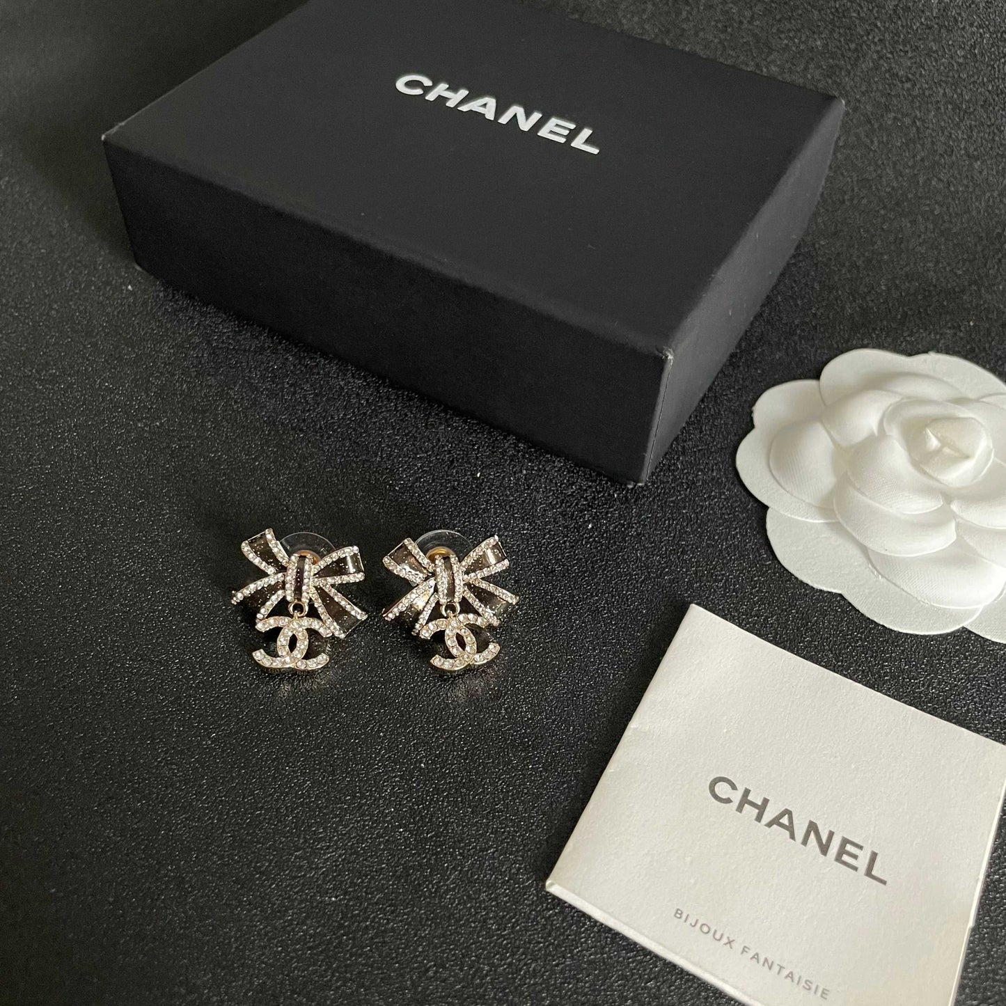 CHANEL 26S DOUBLE C LOGO CRYSTAL BOW DROP EARRINGS IN GOLD METAL 629981