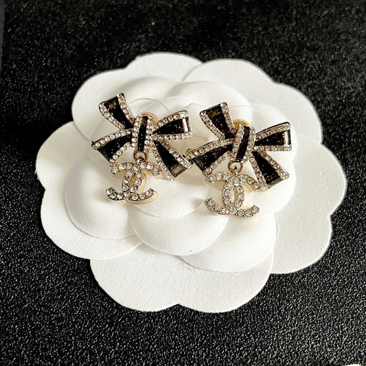 CHANEL 26S DOUBLE C LOGO CRYSTAL BOW DROP EARRINGS IN GOLD METAL 629981