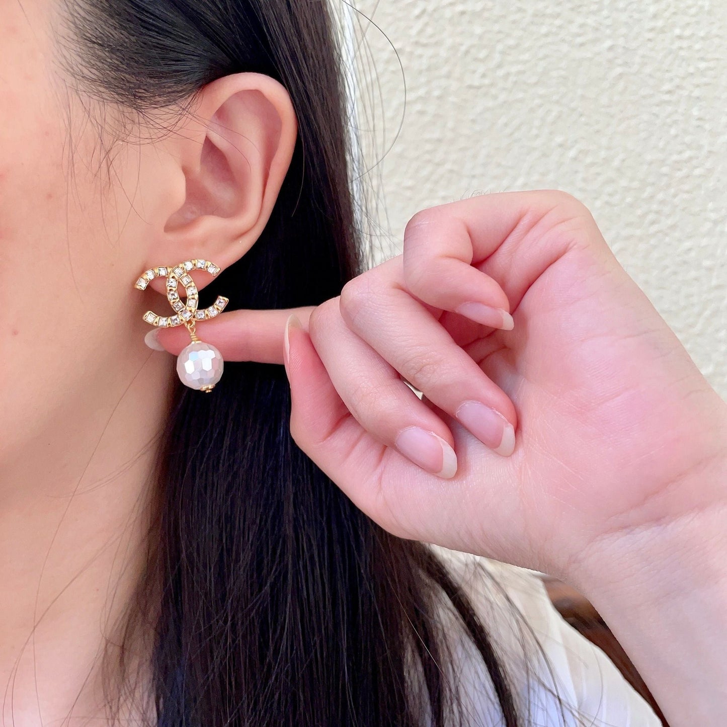 CHANEL 26S DOUBLE C LOGO CRYSTAL & WHITE BEAD DROP EARRINGS IN GOLD METAL 629982