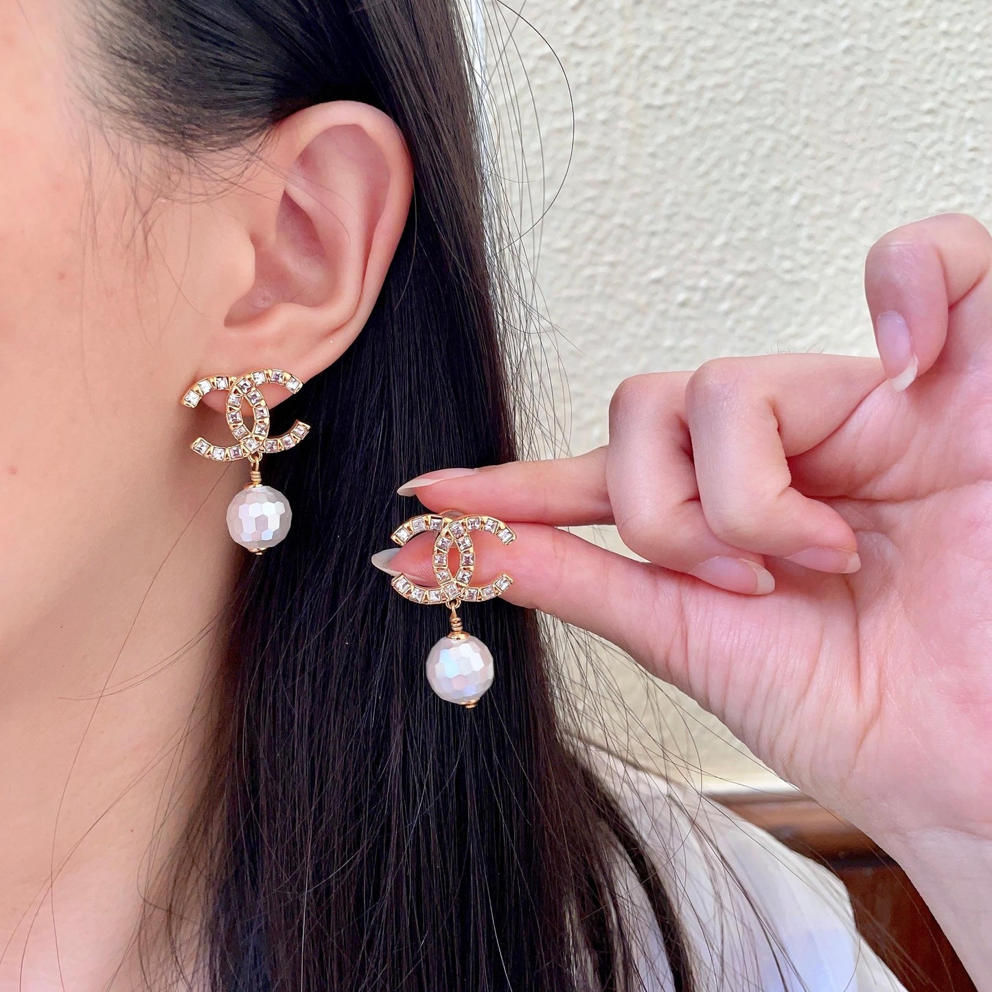 CHANEL 26S DOUBLE C LOGO CRYSTAL & WHITE BEAD DROP EARRINGS IN GOLD METAL 629982