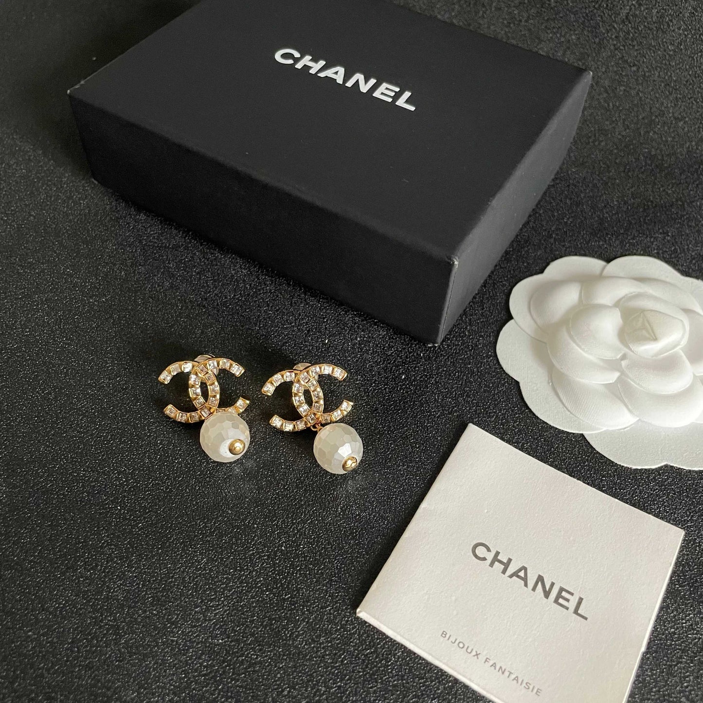 CHANEL 26S DOUBLE C LOGO CRYSTAL & WHITE BEAD DROP EARRINGS IN GOLD METAL 629982