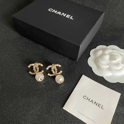 CHANEL 26S DOUBLE C LOGO CRYSTAL & WHITE BEAD DROP EARRINGS IN GOLD METAL 629982