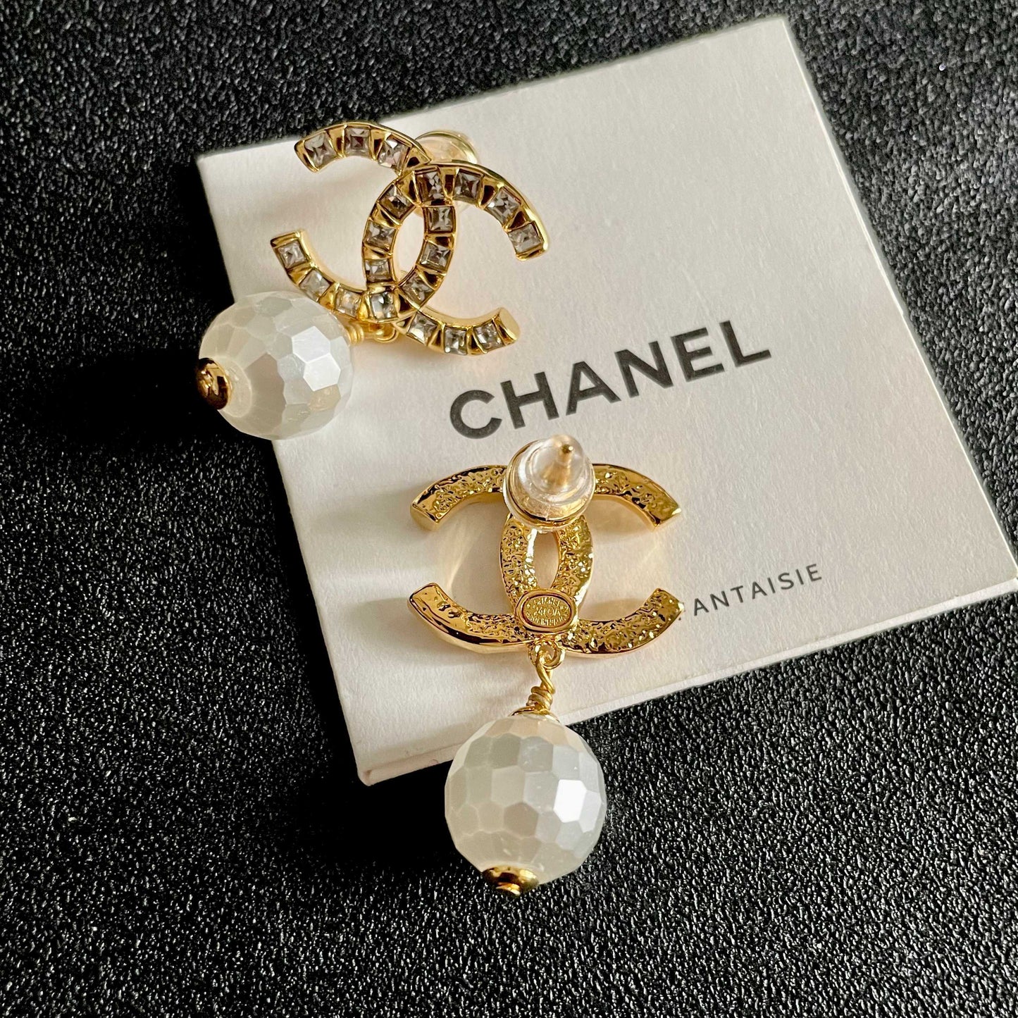 CHANEL 26S DOUBLE C LOGO CRYSTAL & WHITE BEAD DROP EARRINGS IN GOLD METAL 629982