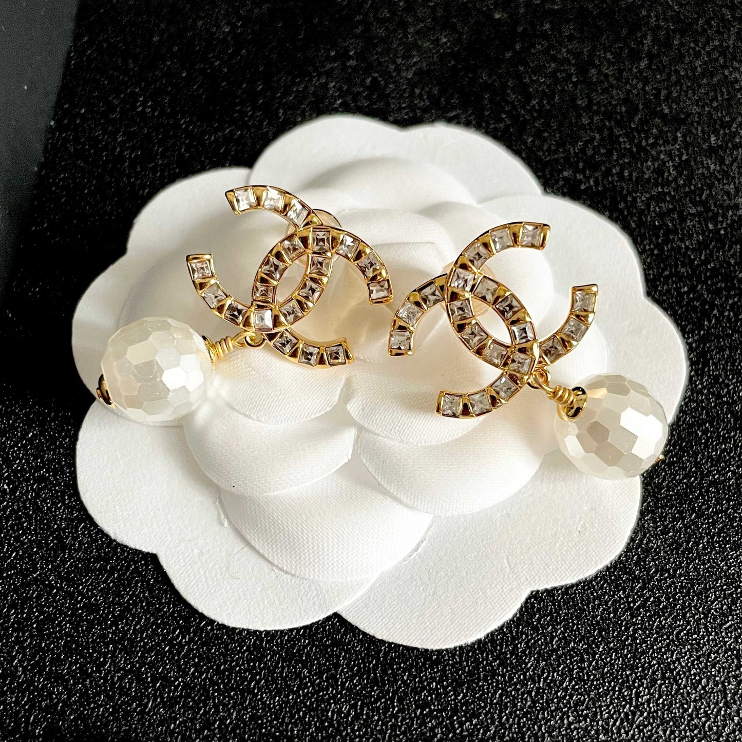 CHANEL 26S DOUBLE C LOGO CRYSTAL & WHITE BEAD DROP EARRINGS IN GOLD METAL 629982