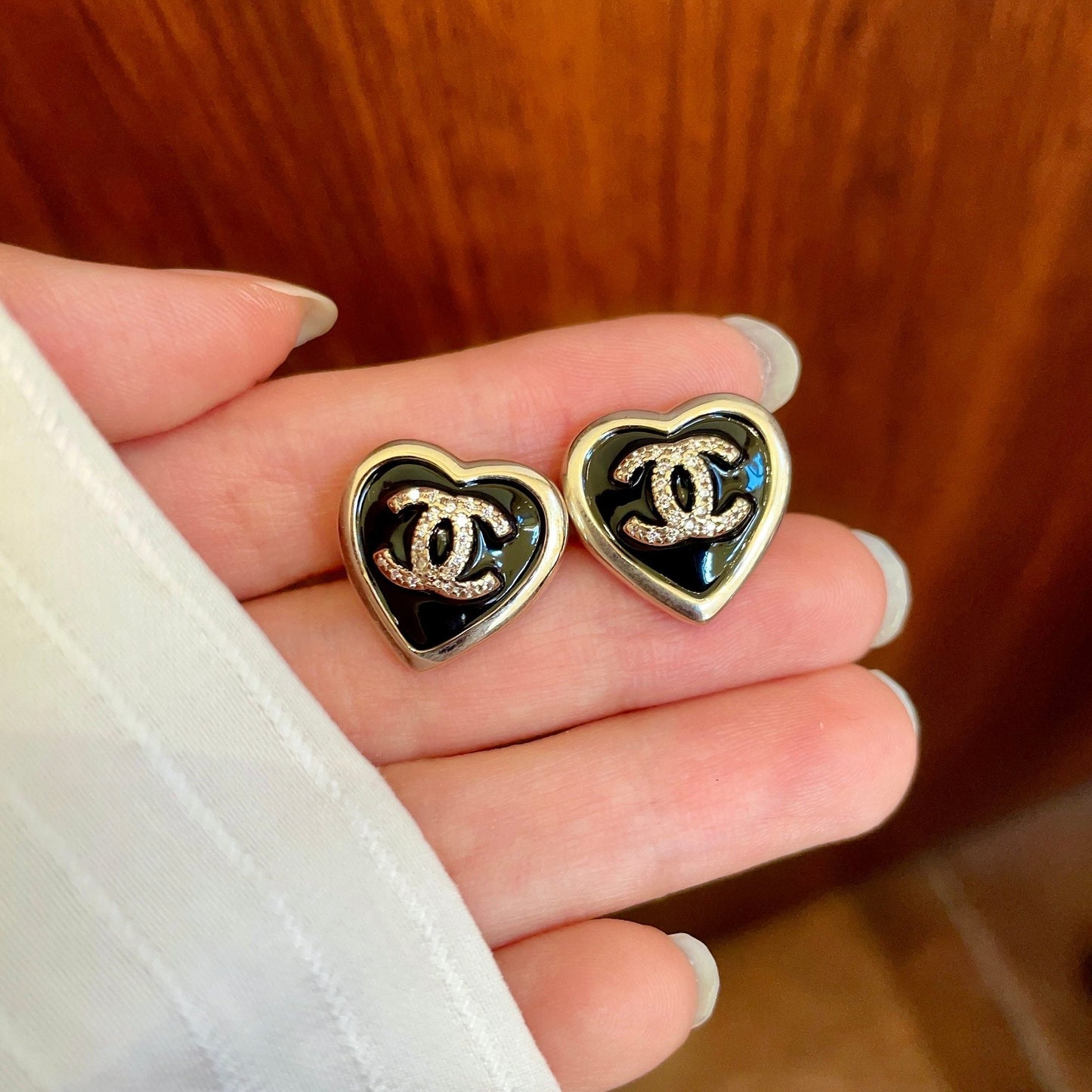 CHANEL 26S DOUBLE C LOGO BLACK HEART ENAMEL STUD EARRINGS IN GOLD METAL 629985