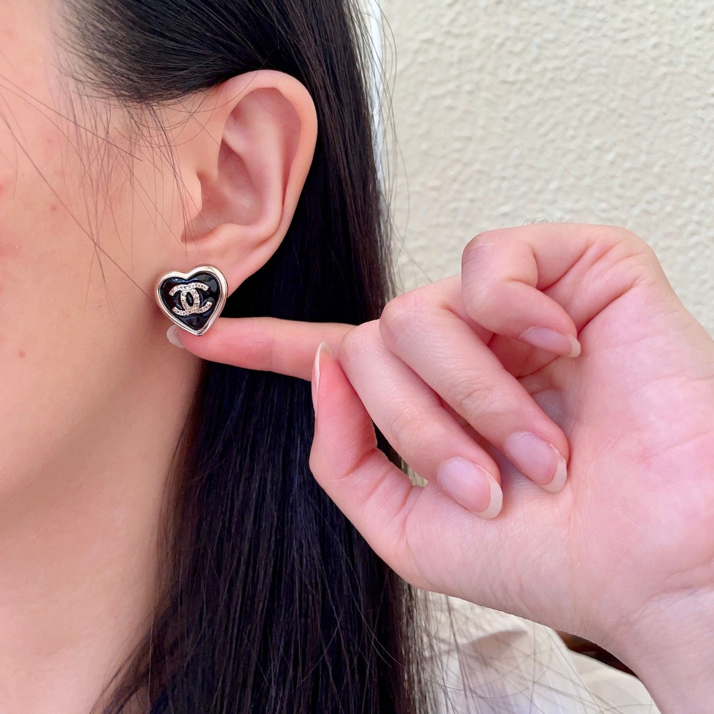 CHANEL 26S DOUBLE C LOGO BLACK HEART ENAMEL STUD EARRINGS IN GOLD METAL 629985