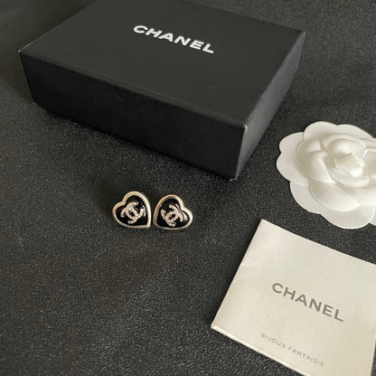 CHANEL 26S DOUBLE C LOGO BLACK HEART ENAMEL STUD EARRINGS IN GOLD METAL 629985