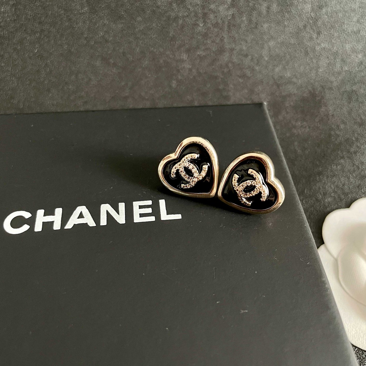 CHANEL 26S DOUBLE C LOGO BLACK HEART ENAMEL STUD EARRINGS IN GOLD METAL 629985