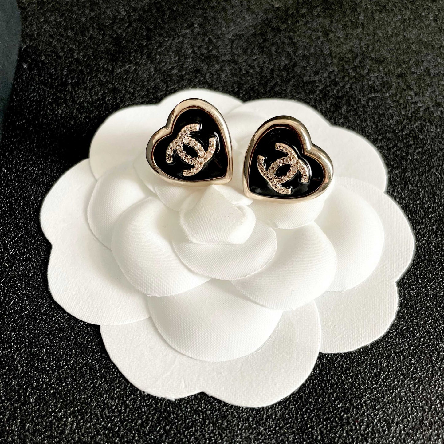 CHANEL 26S DOUBLE C LOGO BLACK HEART ENAMEL STUD EARRINGS IN GOLD METAL 629985