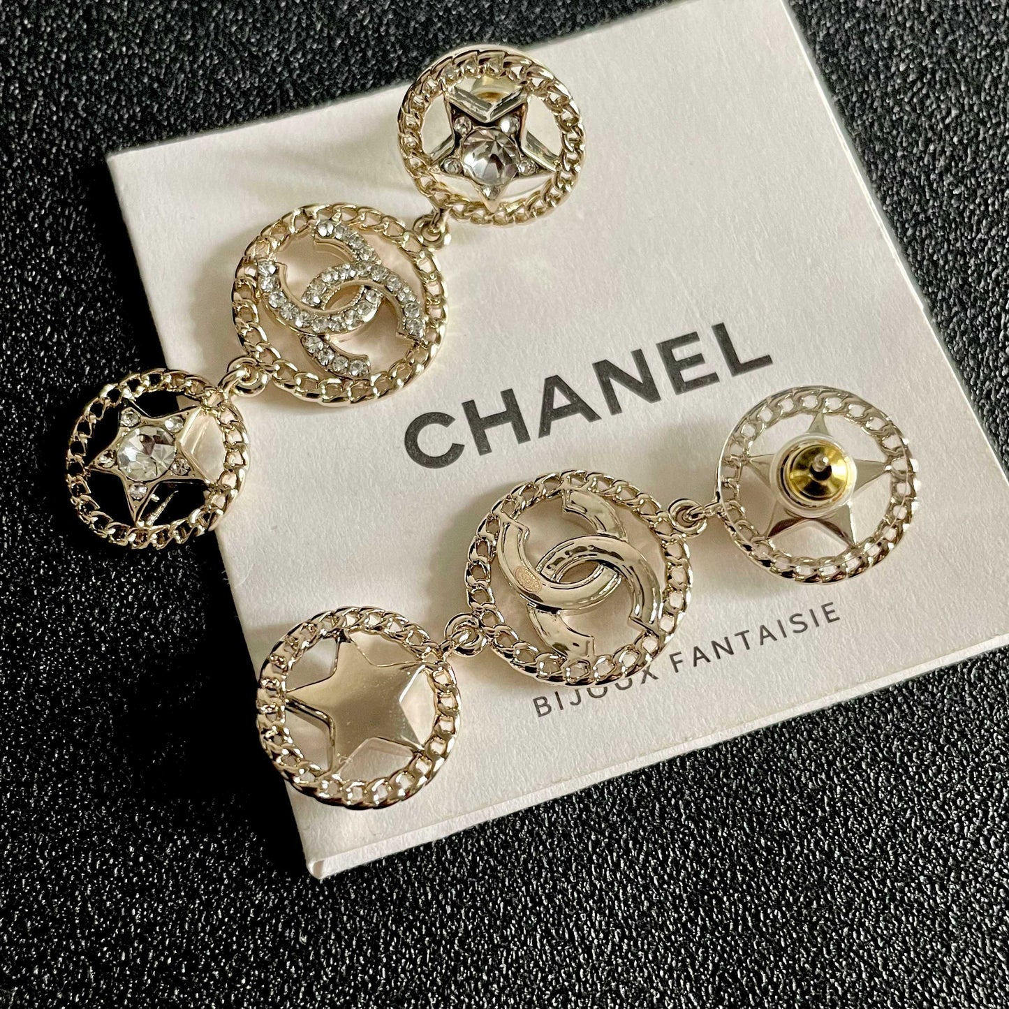 CHANEL 26S DOUBLE C LOGO CRYSTAL STAR DROP DANGLE EARRINGS IN GOLD METAL 629988