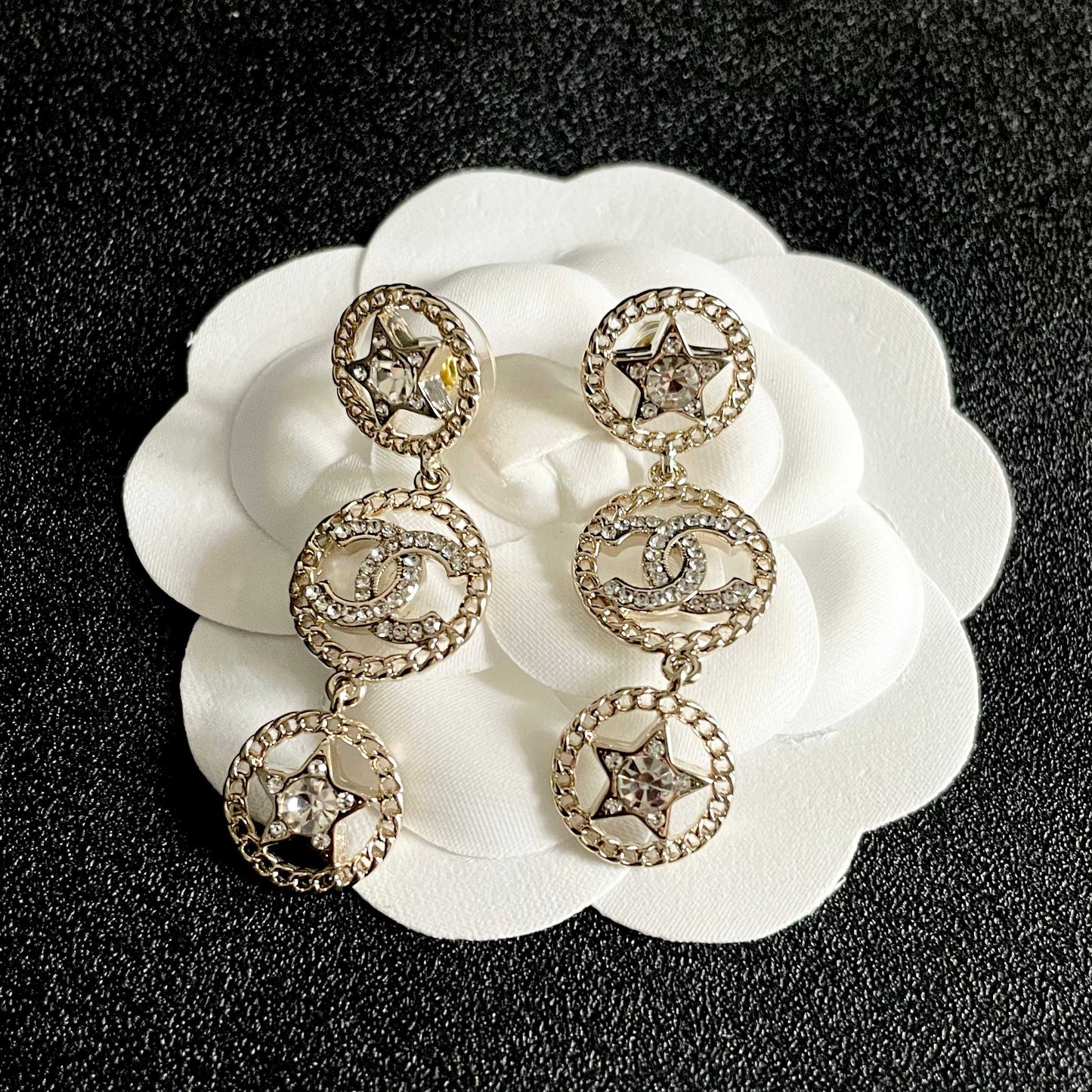 CHANEL 26S DOUBLE C LOGO CRYSTAL STAR DROP DANGLE EARRINGS IN GOLD METAL 629988