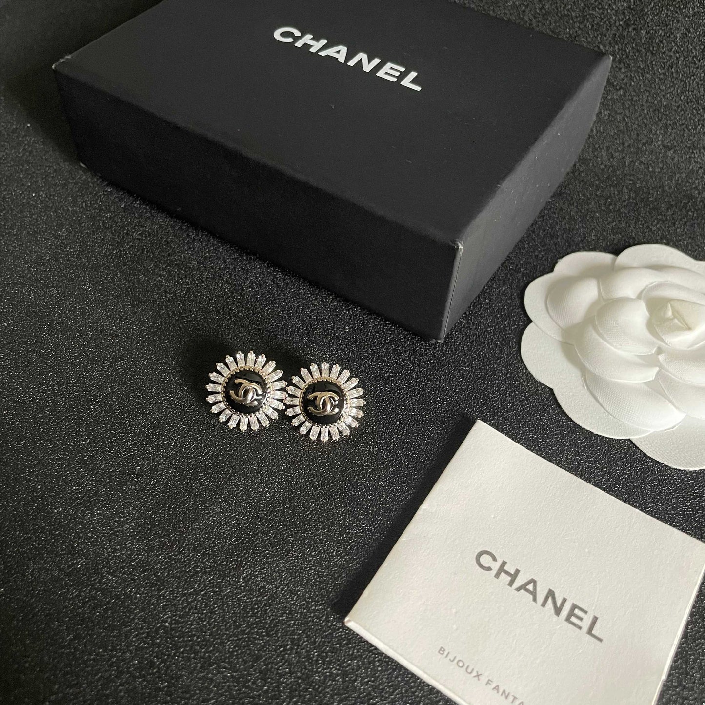 CHANEL 26S DOUBLE C LOGO BLACK ENAMEL & CRYSTAL SUNBURST STUD EARRINGS IN GOLD METAL 629989