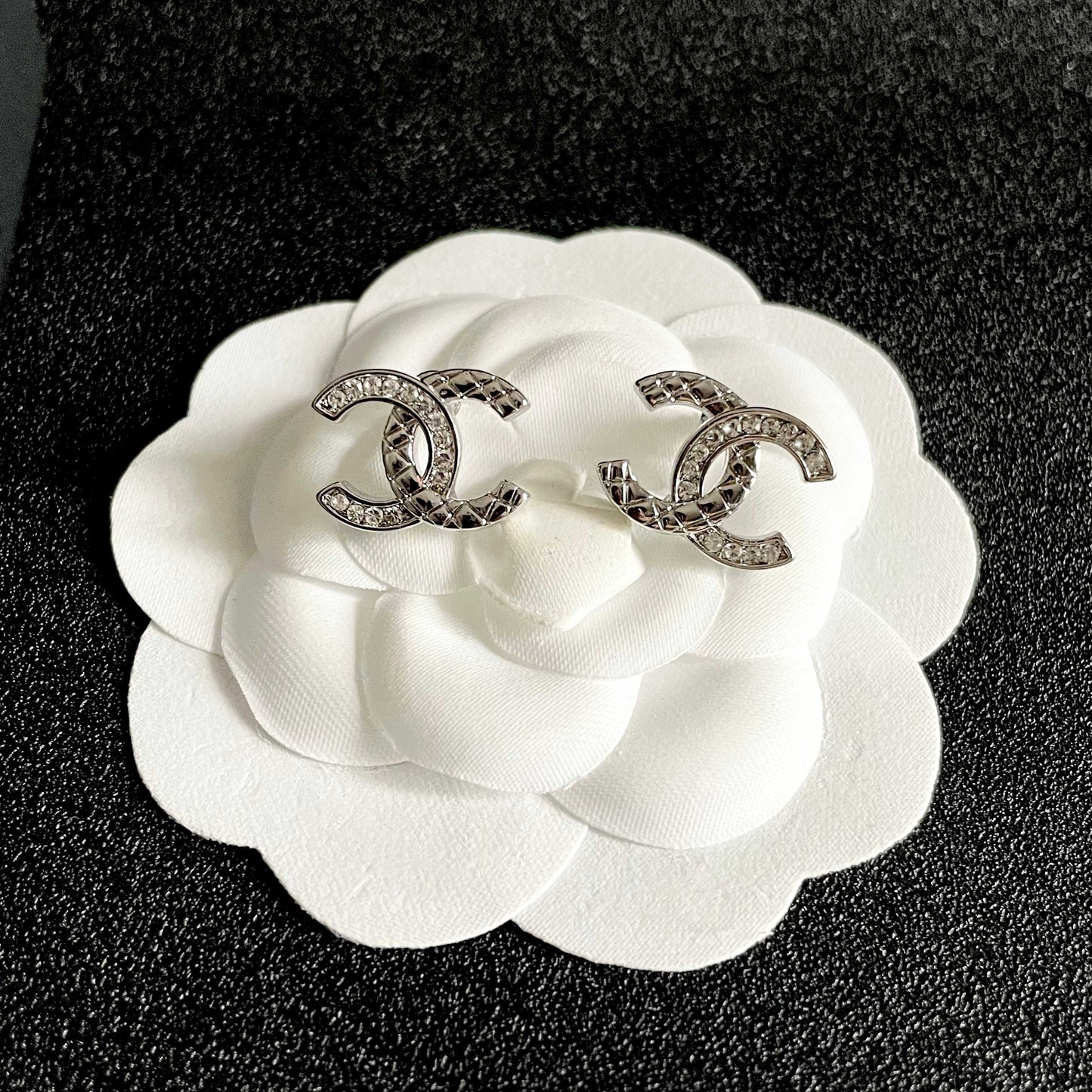 CHANEL 26S DOUBLE C LOGO CRYSTAL STUD EARRINGS IN SILVER METAL 629993