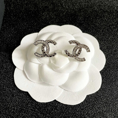 CHANEL 26S DOUBLE C LOGO CRYSTAL STUD EARRINGS IN SILVER METAL 629993