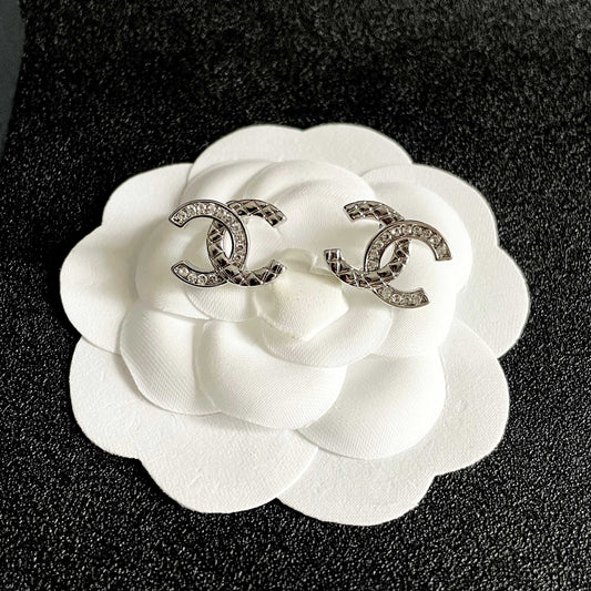 CHANEL 26S DOUBLE C LOGO CRYSTAL STUD EARRINGS IN SILVER METAL 629993