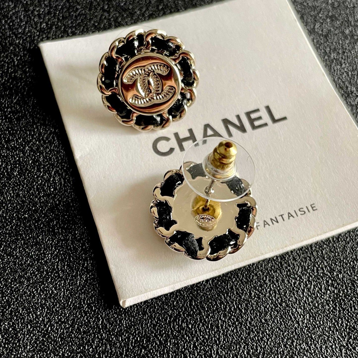 CHANEL 26S DOUBLE C LOGO BLACK ENAMEL FLORAL STUD EARRINGS IN GOLD METAL 629992