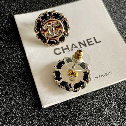 CHANEL 26S DOUBLE C LOGO BLACK ENAMEL FLORAL STUD EARRINGS IN GOLD METAL 629992