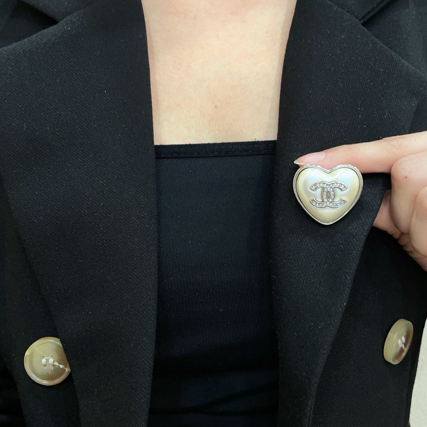 CHANEL 26S DOUBLE C LOGO CRYSTAL HEART BROOCH IN GOLD METAL 629994