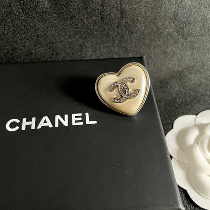 CHANEL 26S DOUBLE C LOGO CRYSTAL HEART BROOCH IN GOLD METAL 629994