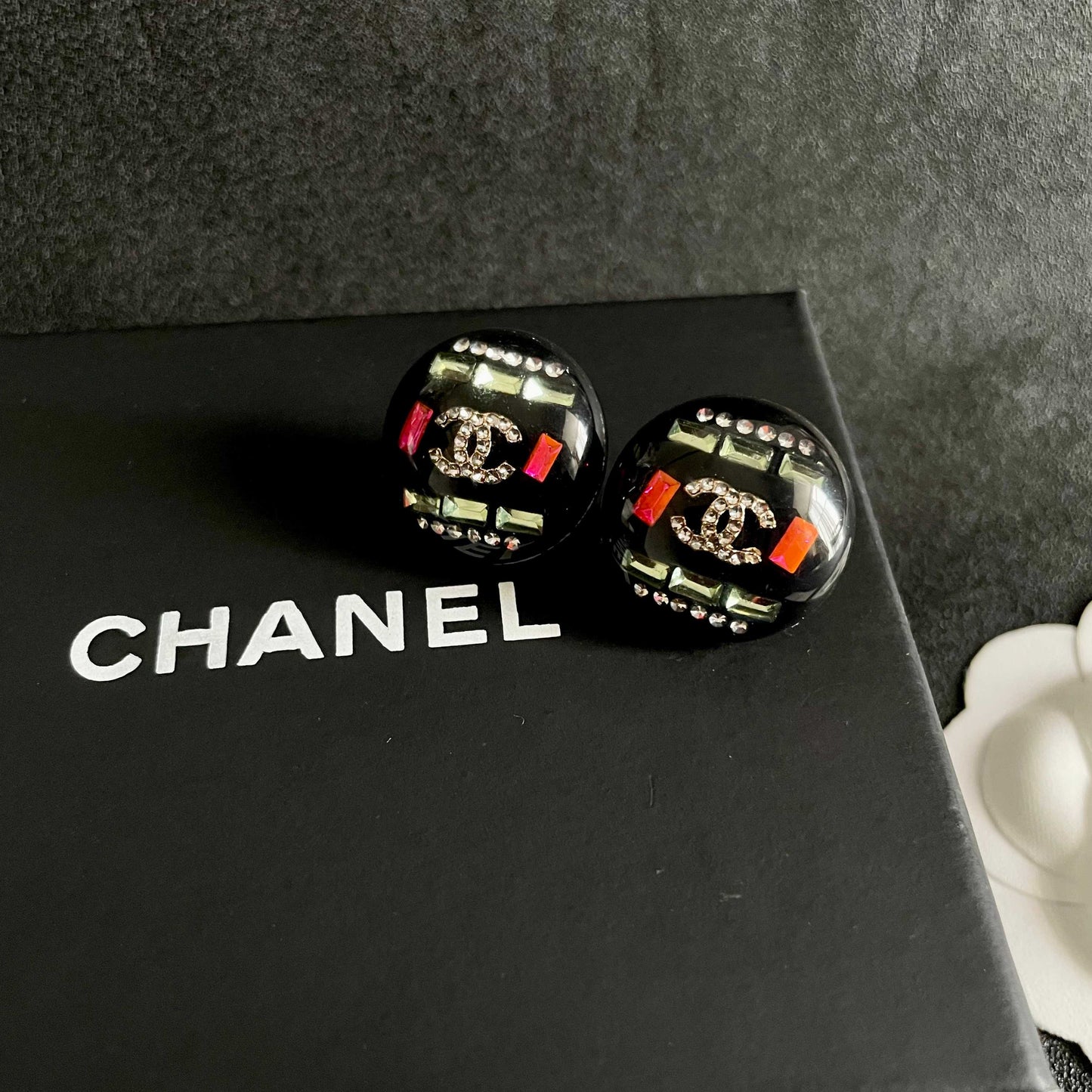 CHANEL 26S DOUBLE C LOGO MULTICOLOR CRYSTAL DOME STUD EARRINGS IN BLACK ENAMEL & GOLD METAL 630064