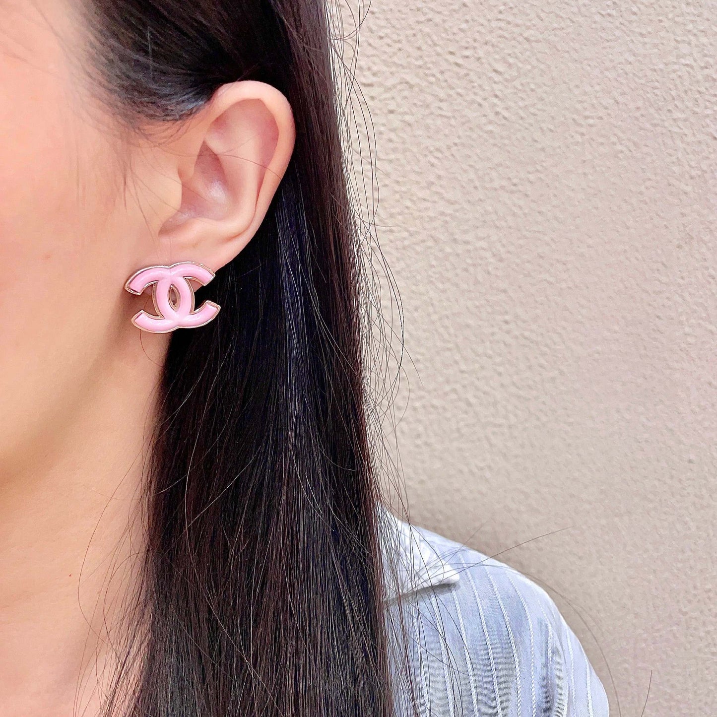 CHANEL 26S DOUBLE C LOGO PINK ENAMEL STUD EARRINGS IN GOLD METAL 630066