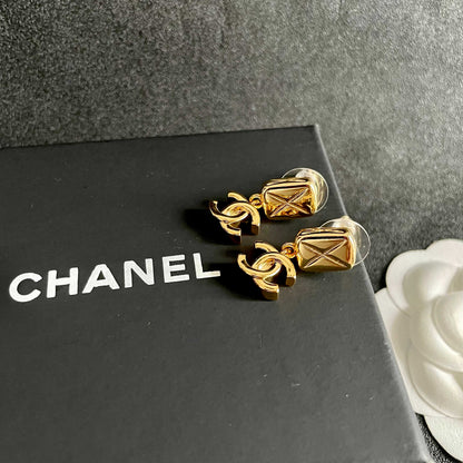 CHANEL 26S DOUBLE C LOGO QUILTED RECTANGULAR DROP EARRINGS IN GOLD METAL 630070