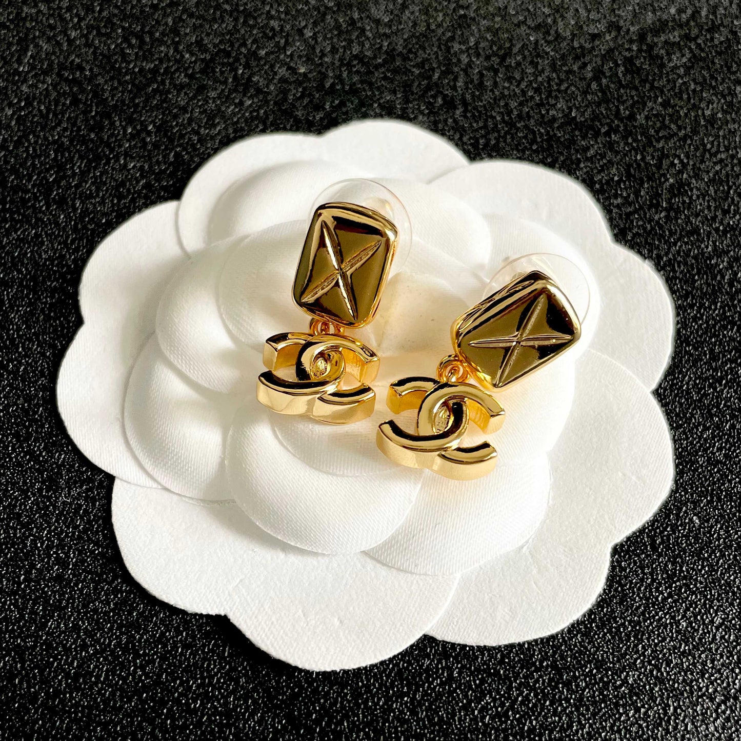 CHANEL 26S DOUBLE C LOGO QUILTED RECTANGULAR DROP EARRINGS IN GOLD METAL 630070