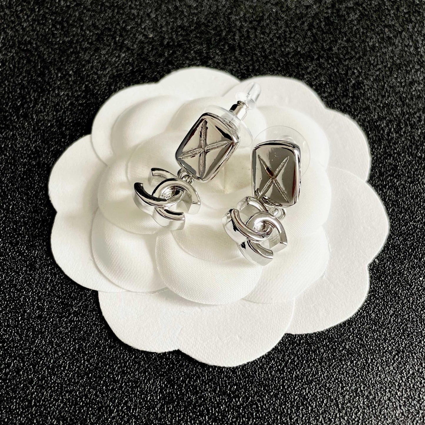 CHANEL 26S DOUBLE C LOGO QUILTED RECTANGULAR DROP EARRINGS IN SILVER METAL 630071