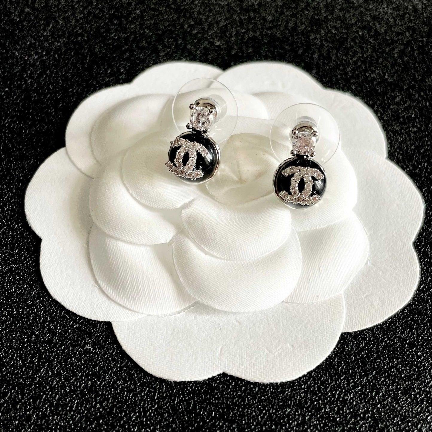 CHANEL 26S DOUBLE C LOGO BLACK ENAMEL CRYSTAL DROP STUD EARRINGS IN SILVER METAL 630075
