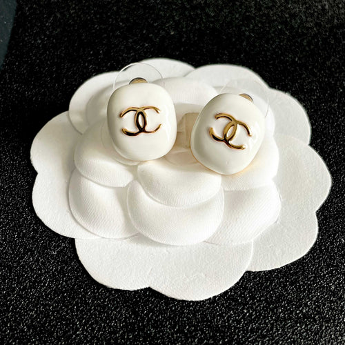 CHANEL 26S DOUBLE C LOGO WHITE ENAMEL OVAL STUD EARRINGS IN GOLD METAL 630078