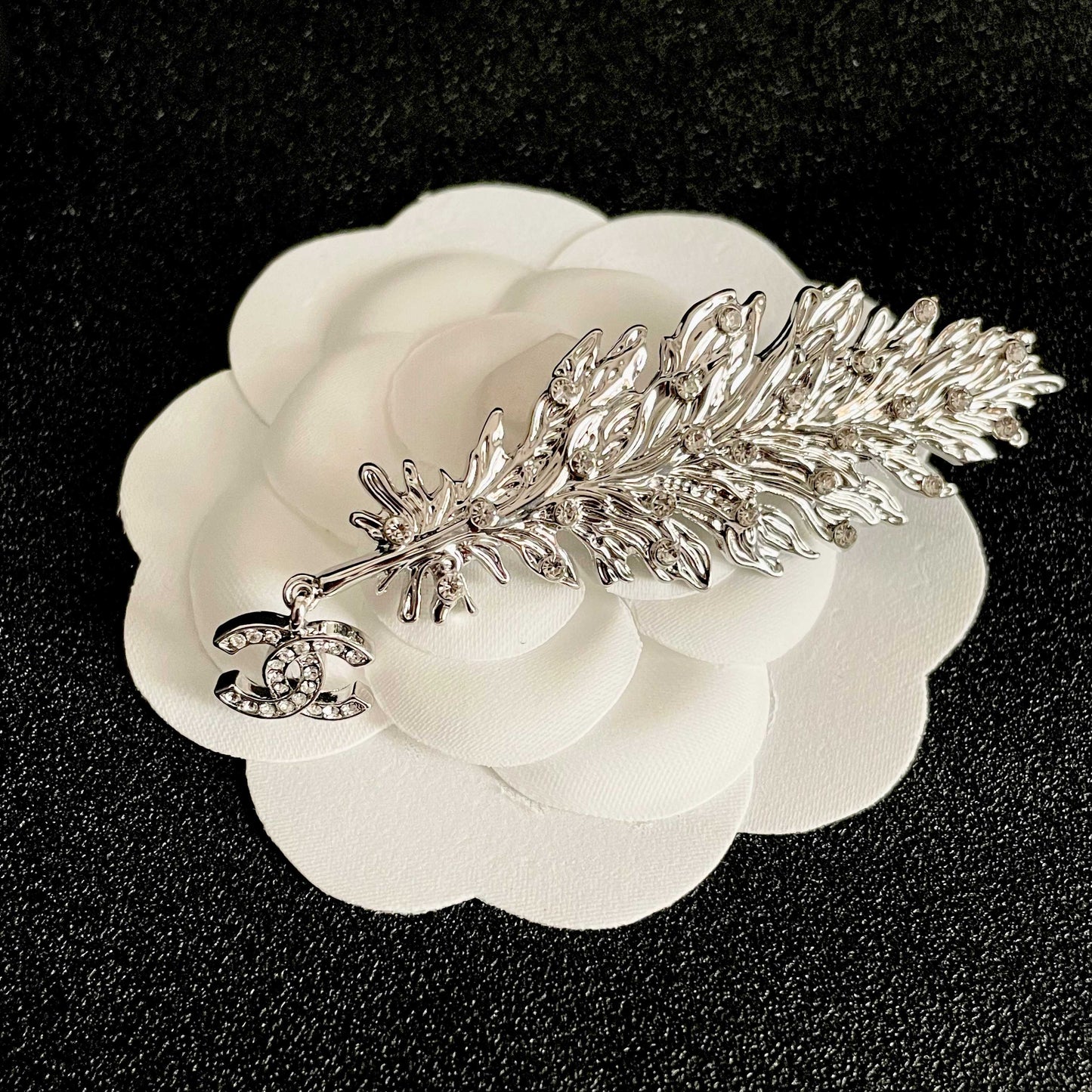 CHANEL 26S DOUBLE C LOGO CRYSTAL EMBELLISHED LEAF BROOCH IN SILVER METAL 630081