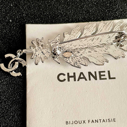 CHANEL 26S DOUBLE C LOGO CRYSTAL EMBELLISHED LEAF BROOCH IN SILVER METAL 630081